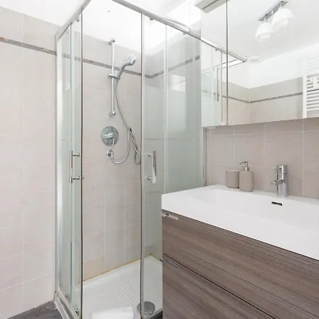 Modern With Balcony In Portello District Appartement *